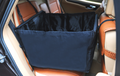 Protector negro para asiento de auto instalado en el asiento trasero