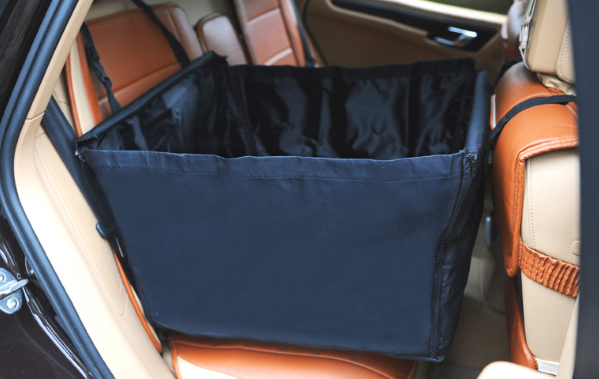 Protector negro para asiento de auto instalado en el asiento trasero