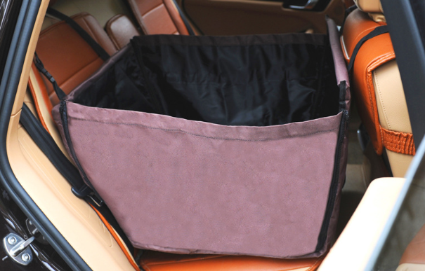 Protector marrón para asiento de auto instalado en el asiento trasero