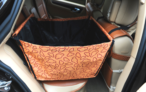 Protector naranja con nubes para asiento de auto