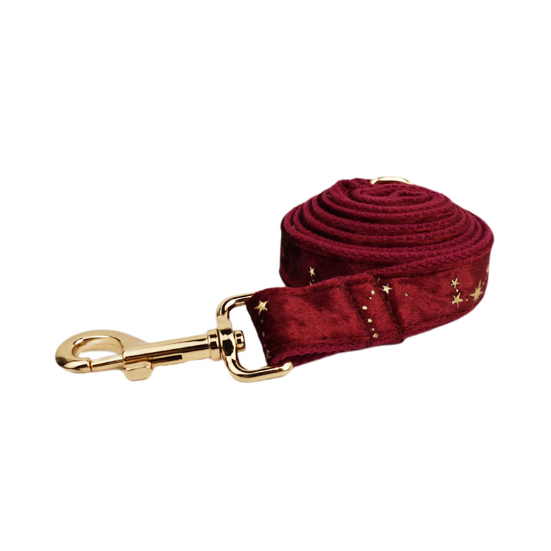 Collar y accesorios de terciopelo
