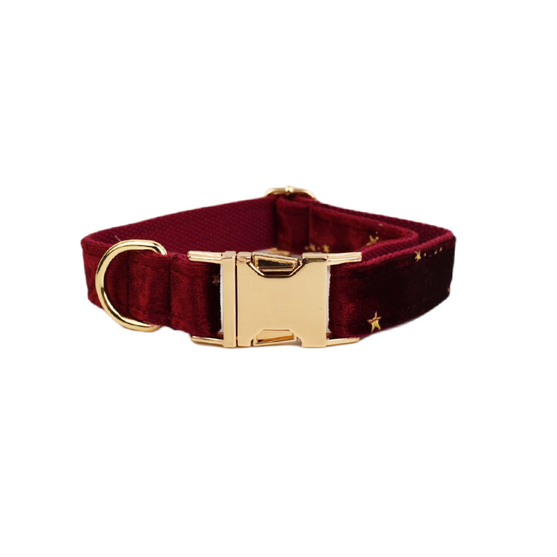 Collar y accesorios de terciopelo
